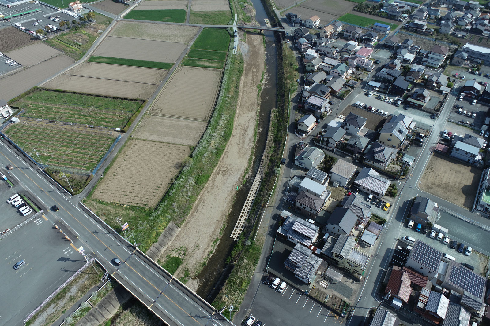 河川と周辺地域の航空写真